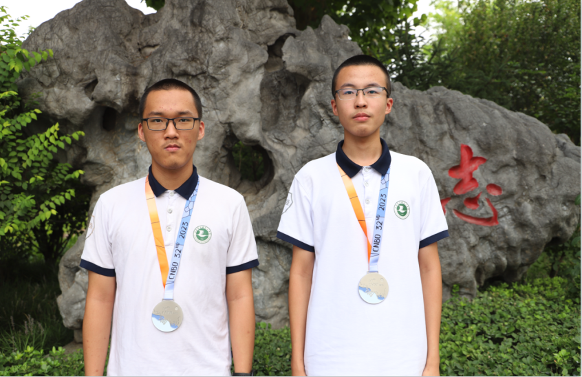 第32届全国中学生生物学奥林匹克竞赛2名银牌获得者，李桓宇（左）、高浩然（右）