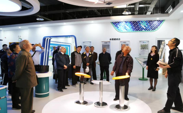 唐冶街道离退休老干部到历城二中参观