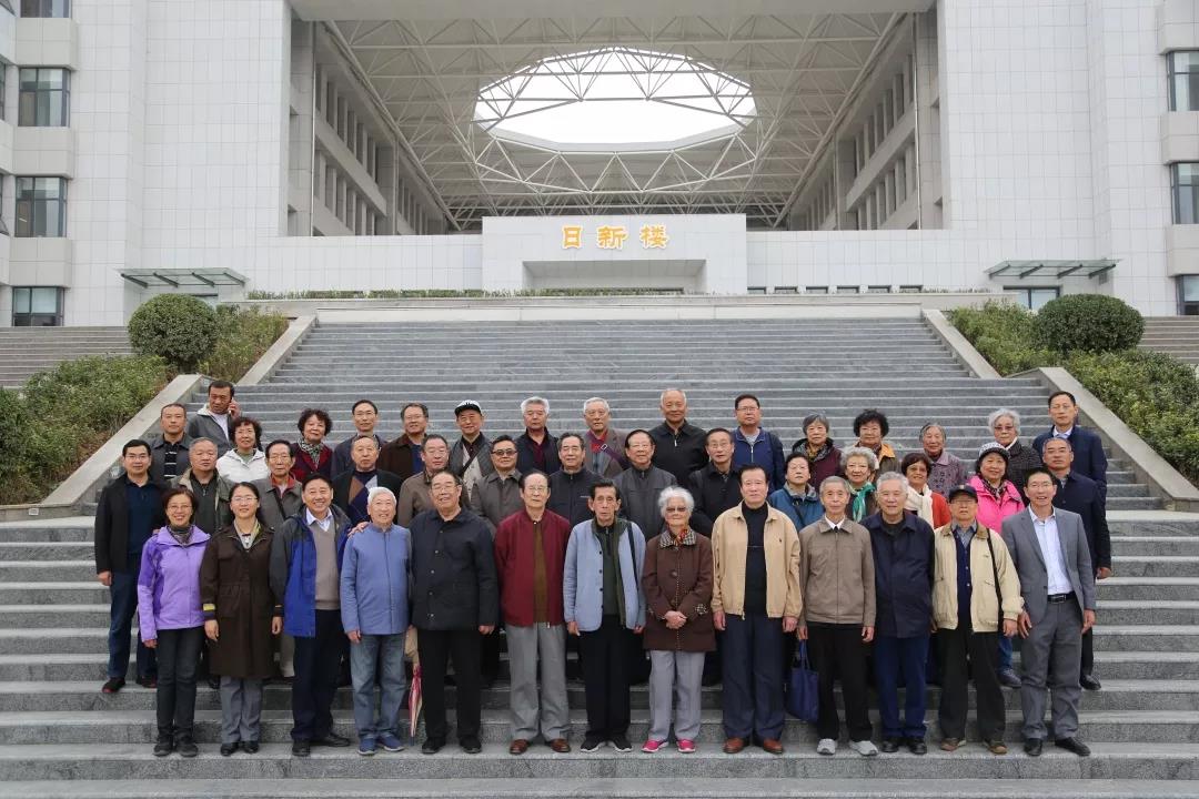 济南市教育局离退休老干部走进历城二中