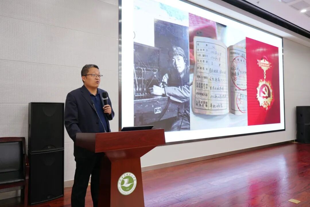 他，把家乡的信仰故事讲给又一届学生